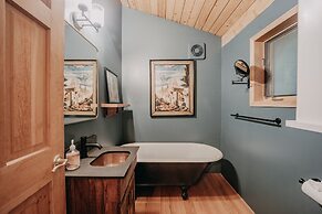 81sl - Hot Tub - Wifi - Pets Ok 2 Bedroom Cabin by Redawning