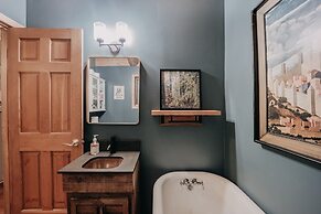 81sl - Hot Tub - Wifi - Pets Ok 2 Bedroom Cabin by Redawning