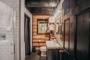 81sl - Hot Tub - Wifi - Pets Ok 2 Bedroom Cabin by Redawning