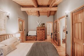 81sl - Hot Tub - Wifi - Pets Ok 2 Bedroom Cabin by Redawning