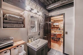 81sl - Hot Tub - Wifi - Pets Ok 2 Bedroom Cabin by Redawning