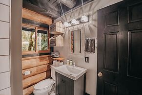 81sl - Hot Tub - Wifi - Pets Ok 2 Bedroom Cabin by Redawning