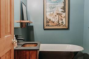 81sl - Hot Tub - Wifi - Pets Ok 2 Bedroom Cabin by Redawning