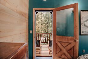 81sl - Hot Tub - Wifi - Pets Ok 2 Bedroom Cabin by Redawning