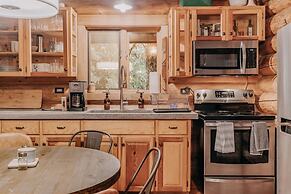 81sl - Hot Tub - Wifi - Pets Ok 2 Bedroom Cabin by Redawning