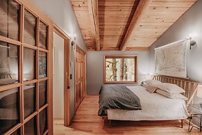 81sl - Hot Tub - Wifi - Pets Ok 2 Bedroom Cabin by Redawning