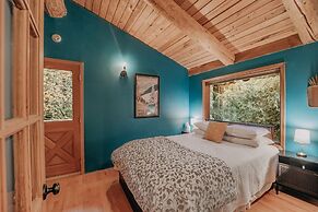 81sl - Hot Tub - Wifi - Pets Ok 2 Bedroom Cabin by Redawning