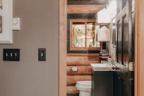 81sl - Hot Tub - Wifi - Pets Ok 2 Bedroom Cabin by Redawning