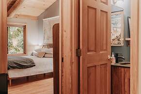 81sl - Hot Tub - Wifi - Pets Ok 2 Bedroom Cabin by Redawning