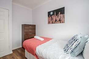 TMS Beautiful 4 Bedroom House!dagenham!freeparking