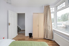 TMS Beautiful 4 Bedroom House!dagenham!freeparking