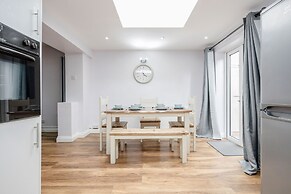 TMS Beautiful 4 Bedroom House!dagenham!freeparking