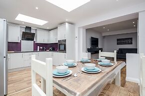 TMS Beautiful 4 Bedroom House!dagenham!freeparking