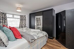 TMS Beautiful 4 Bedroom House!dagenham!freeparking