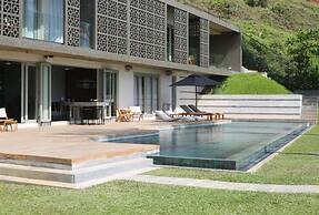 Modern Beach Villa With Roof Garden