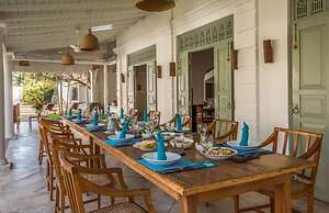 Beautifully Renovated Family Village House Within Walking Distance To 