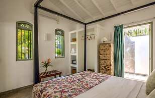 Beautifully Renovated Family Village House Within Walking Distance To 