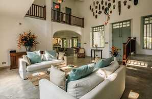 Beautifully Renovated Family Village House Within Walking Distance To 