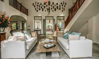 Beautifully Renovated Family Village House Within Walking Distance To 