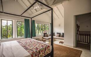 Beautifully Renovated Family Village House Within Walking Distance To 