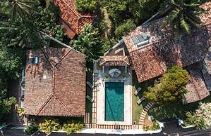 Beautifully Renovated Family Village House Within Walking Distance To 