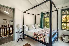 Beautifully Renovated Family Village House Within Walking Distance To 