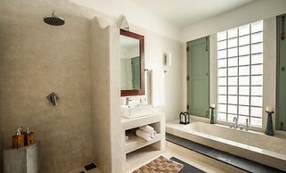 Beautifully Renovated Family Village House Within Walking Distance To 