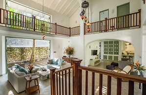 Beautifully Renovated Family Village House Within Walking Distance To 