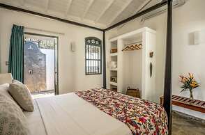 Beautifully Renovated Family Village House Within Walking Distance To 