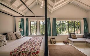 Beautifully Renovated Family Village House Within Walking Distance To 