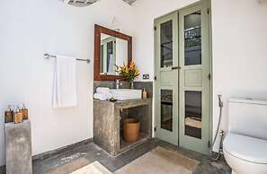 Beautifully Renovated Family Village House Within Walking Distance To 