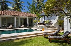 Beautifully Renovated Family Village House Within Walking Distance To 