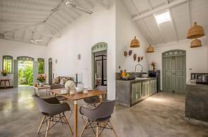 Beautifully Renovated Family Village House Within Walking Distance To 