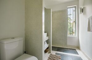 Beautifully Renovated Family Village House Within Walking Distance To 