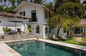 Beautifully Renovated Family Village House Within Walking Distance To 