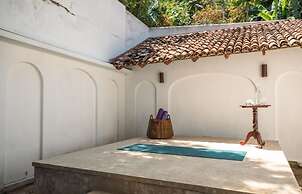 Beautifully Renovated Family Village House Within Walking Distance To 