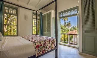 Beautifully Renovated Family Village House Within Walking Distance To 