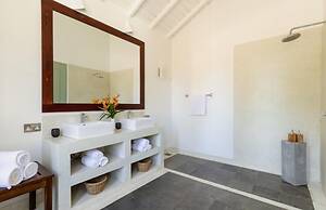 Beautifully Renovated Family Village House Within Walking Distance To 