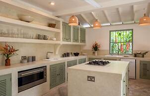 Beautifully Renovated Family Village House Within Walking Distance To 