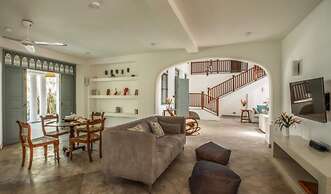 Beautifully Renovated Family Village House Within Walking Distance To 