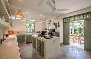 Beautifully Renovated Family Village House Within Walking Distance To 