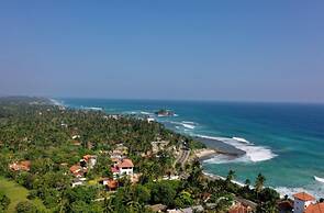 Beautifully Renovated Family Village House Within Walking Distance To 