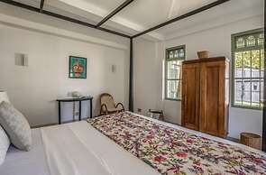 Beautifully Renovated Family Village House Within Walking Distance To 