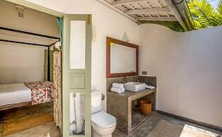 Beautifully Renovated Family Village House Within Walking Distance To 