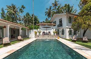 Beautifully Renovated Family Village House Within Walking Distance To 