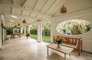 Beautifully Renovated Family Village House Within Walking Distance To 