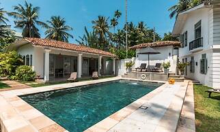 Beautifully Renovated Family Village House Within Walking Distance To 