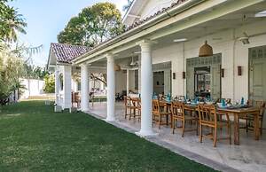 Beautifully Renovated Family Village House Within Walking Distance To 