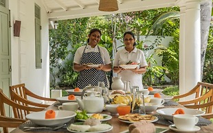 Beautifully Renovated Family Village House Within Walking Distance To 