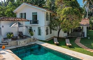 Beautifully Renovated Family Village House Within Walking Distance To 